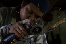 Modern day ‘Mpu’: To speed up the process, a kris master uses a grinder to polish the blade. JP/Sigit Pamungkas