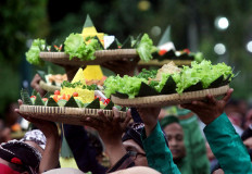 Tumpeng are carried above participants’ heads before being paraded. JP/Boy T. Harjanto