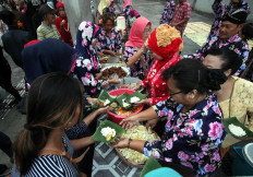 Several street vendors serve tumpeng in small portions and placed in a pincuk (plate made of banana leaf). JP/Boy T. Harjanto