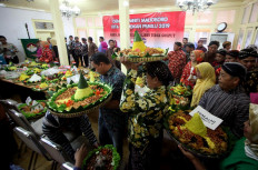 Each community brings a tumpeng that will be blessed with a prayer for peace prior to the elections. JP/Boy T. Harjanto