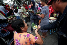 Several visitors enjoy tumpeng shared by street vendors in Malioboro. JP/Boy T. Harjanto