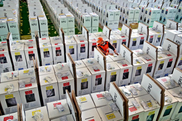 Ready for distribution: An official prepares ballot boxes at the Tanah Abang district branch of the General Elections Commission (KPU) in Jakarta on Thursday. In line with a Constitution Court ruling, the KPU will increase the number of polling stations from 809,500 to 810,327.
