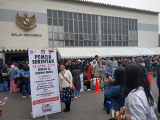 Voters in the Kanto region of Japan, including the Greater Tokyo Area and encompassing seven prefectures, swarm the Balai Indonesia multifunction hall in Tokyo on Sunday, April 14, 2019, to cast their votes. Over 16,000 voters are registered in the region alone.