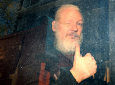 White House aide believes Trump had no advance knowledge of Assange arrest