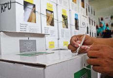 An official seals a ballot box used for the 2019 elections at the Madiun General Elections Committee (KPUD) warehouse in East Java on Wednesday. The Madiun KPUD employed hundreds of people to seal boxes before they are distributed to District Election Committees (PPK). Antara/Siswowidodo