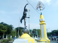 Hermes statue on Harmoni bridge is naked once again