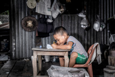 Indonesian children who grow up in poverty earn less as adults, study shows