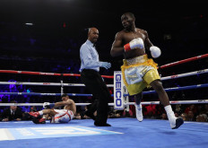 Crawford stops Khan to retain WBO welterweight title
