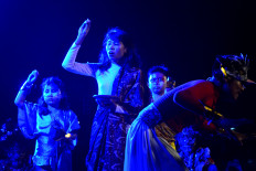 Local, foreign performers enliven World Theater Day celebration in Surakarta