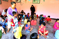 Depok&rsquo;s superwoman fights illiteracy among children