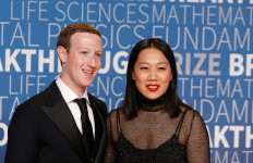 Facebook’s Zuckerberg builds his wife a glowing ‘sleep box’
