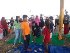 Children on Jakarta’s coastline try their hand at photojournalism
