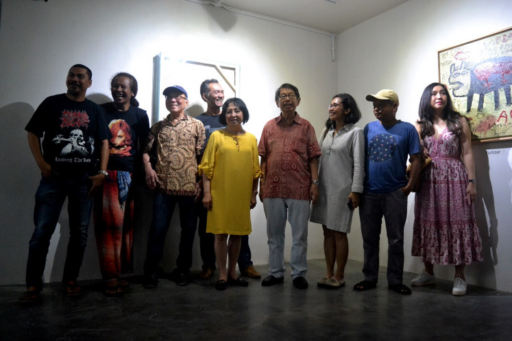 Oei Hong Djien poses with the artists of the 