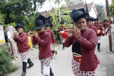 Musicians wearing a Yogyakarta palace soldier’s uniform participate in the Nitiprayan Bantul parade as part of a Wiwitan celebration held on April 23. JP/Syamsul Huda M.Suhari