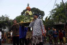  A parade of participants carrying gunungan (cone-shaped offerings), a symbol of gratitude filled with agricultural produce. JP/Syamsul Huda M.Suhari