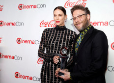 'Long Shot' pairs Charlize Theron, Seth Rogen in political romance