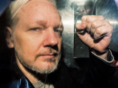 Swedish prosecutor issues formal request to hold Assange on rape suspicion