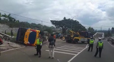 Five people injured as bus rolls over in Puncak