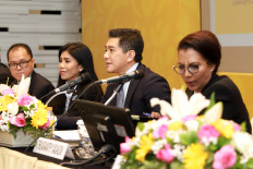 Sharing the news: PT Bank Maybank Indonesia Tbk (Maybank Indonesia) President Director Taswin Zakaria (second right) announces the bank&rsquo;s overall business performance in the first quarter of 2019 to shareholders during the 2019 Maybank Public Expose. He was accompanied by Maybank Indonesia risk management director Effendi (left), community financial services director Jenny Wiriyanto (second left) and finance director Thila Nadason (right).