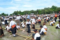 'Voluntourism': When young professionals travel, teach in remote parts of Indonesia