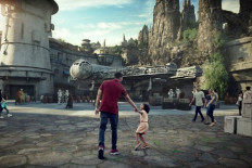 Fans snatch up reservations for Disneyland Star Wars park