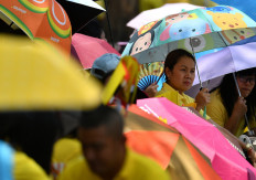 Crowds gather for coronation procession of Thai king