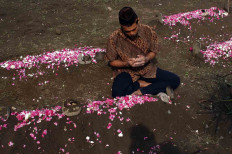 A man prays at a grave during the nyadran ritual in Jogonalan, Klaten, Central Java on April 28. JP/Magnus Hendratmo