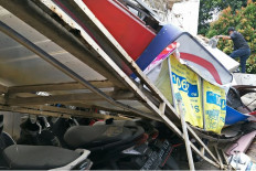 Storefront awning collapses despite good weather in Depok