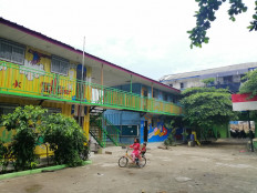 Orphan takes 3 a.m. train every day to get free schooling in Depok