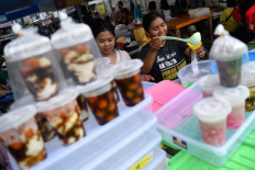 Takjil galore! Residents flock to legendary Ramadan snack vendors 