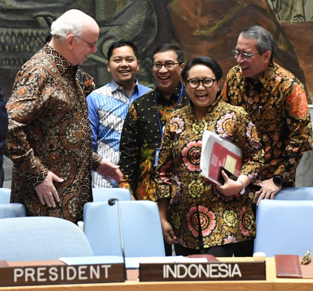 Menlu Retno Marsudi bersama delegasi negara lain yang mengenakan pakaian Batik | Foto: File Kementerian Luar Negeri