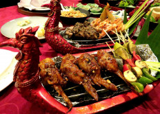 Hotel Tugu Malang's SaigonSan restaurant serves Thai and Vietnamese food presented in a special dragon boat. The package, named Chao Praya Night Market, includes Thai and Vietnamese barbecue, Lao-lao beef and mango salad.