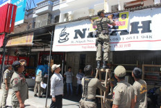 'Only for non-Muslims': Padang Satpol PP raid restaurants open during Ramadan