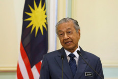 Mahathir repeats his promise to go, but...