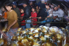 Buddhists in Malang hand out iftar meals to local Muslims