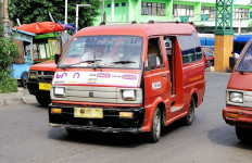 Bekasi residents now flag down ‘angkot’ through their phones