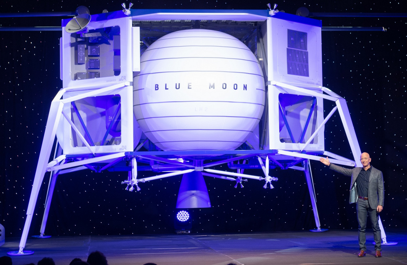 Amazon S Bezos Unveils Lunar Lander Project Blue Moon Science Tech The Jakarta Post