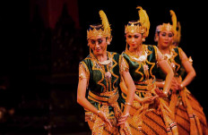 The Mangkunegaran Court dancers perform the Golek Clunthang dance at the Pendapa (verandah) of ISI Surakarta. JP/Ganug Nugroho Adi