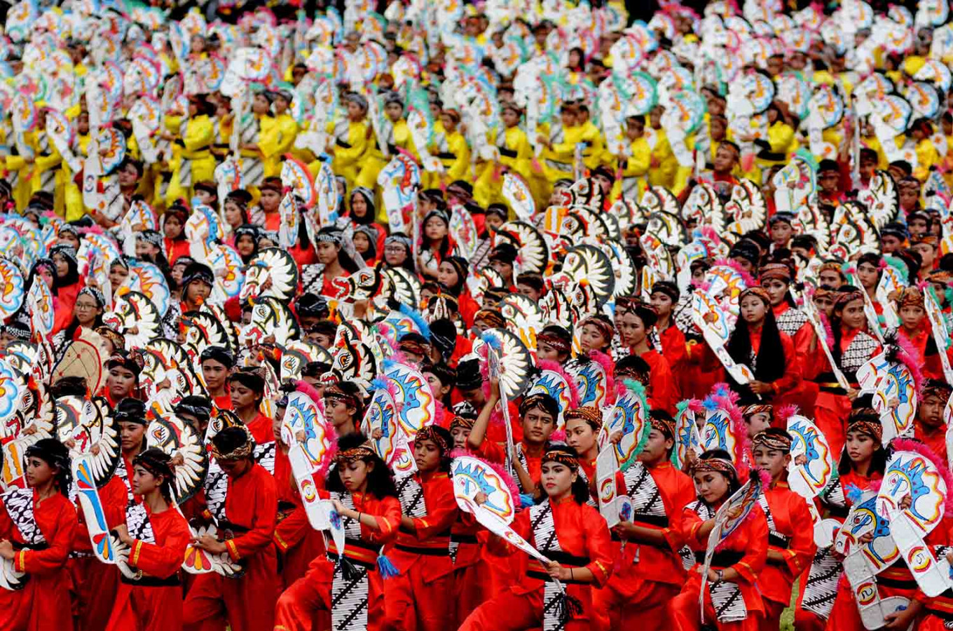 Tari Jaranan yang ditampilkan oleh 5000 siswa di stadion Sriwedari | Foto: Ganug Nugroho Adi / Jakarta Post
