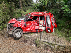 Four dead after commuter train hits car in Tangerang