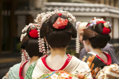 Local charm: Japanese women wear traditional attire and makeup. Japan is an attractive tourist destination not only because of its beautiful scenery but also due to its charming cultural expressions.