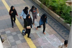 Sidewalk hopscotch court entertains Central Jakarta pedestrians