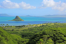 Chinaman's hat on Kane'ohe Bay, Oahu, Hawaii