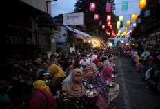 Street seats: As the mosque is too small to accomodate a huge crowd, volunteers sit on mats outside the mosque compound for iftar. JP/Boy T Harjanto