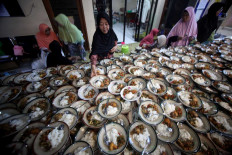 Feast your eyes on this: The mosque staff alongside volunteers prepare iftar meals at Jogokariyan Mosque in Yogyakarta. JP/Boy T Harjanto