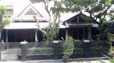 Housing minister gives up house for toll road project