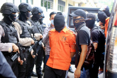 A terror suspect arrives at the National Police headquarters under tight security in Jakarta on Friday. Between January and April, 68 terror suspects linked with the Jamaah Ansharut Daulah were arrested.