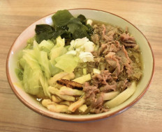 Niku udon made by the udon club features extra-thick noodles, cabbage and horse meat.