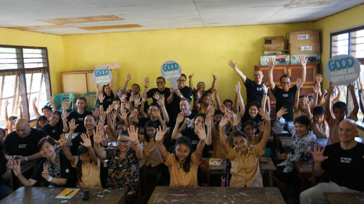 Starbucks Indonesia team visited SDN 02 Labuan Bajo elementary school to donate books and stationery on May 18, 2019.