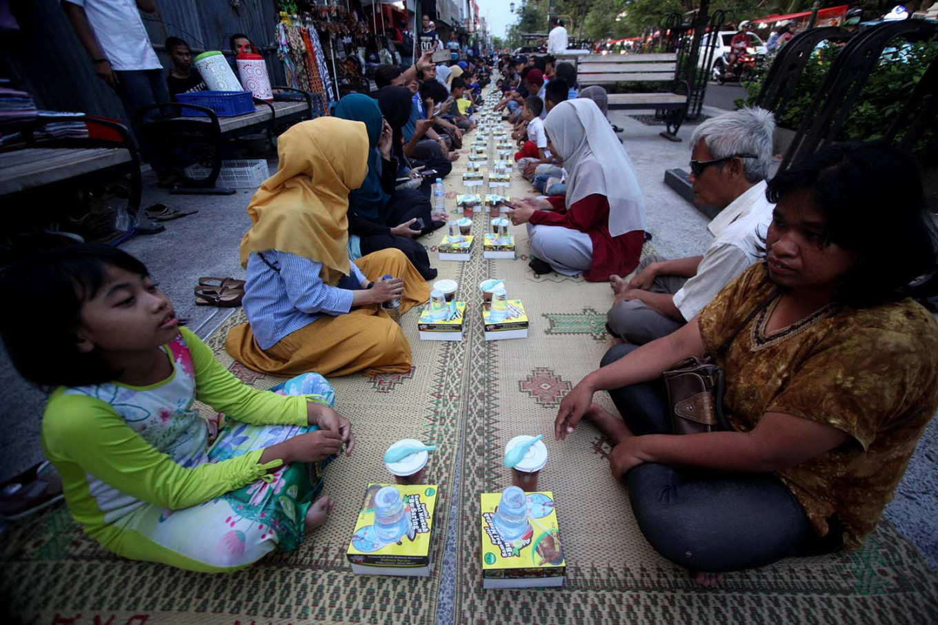 Para pengunjung yang hadir untuk menikmati hidangan berbuka yang disediakan secara gratis | Foto: Boy T. Harjanto / Jakarta Post